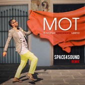 В платье красивого цвета