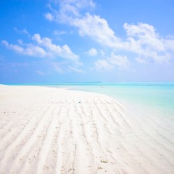 А на море белый песок