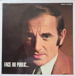 Face au public…