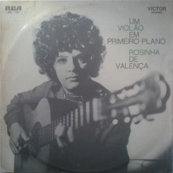 Um violão em primeiro plano