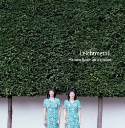 Mit dem Bauch an die Wand