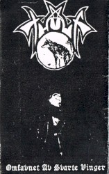 Omfavnet av svarte vinger