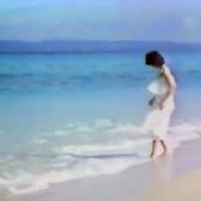 一緒に海岸を歩きます