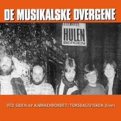 Ved siden av kjøkkenbordet