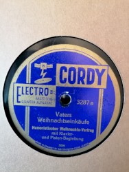 Vaters Weihnachtseinkäufe / Vater putzt den Christbaum an