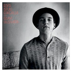 Elvis istuu oikealla