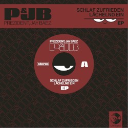 Schlaf zufrieden lächend ein