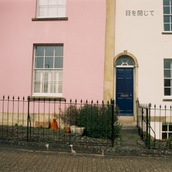 目を閉じて (closed eyes)