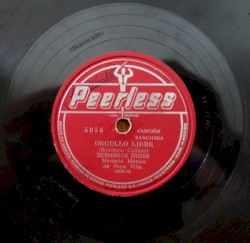 Orgullo libre / La cama de piedra