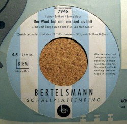 Der Wind hat mir ein Lied erzählt / Mit roten Rosen fängt die Liebe meistens an