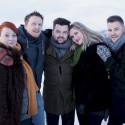 Nu vandrer fra hver en verdens krok