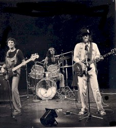 גרי אקשטיין ולהקת סתיו בהופעה חיה בבסיס צה״ל ברמת הגולן