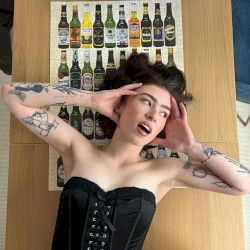 T-Shirt hoch Titten raus