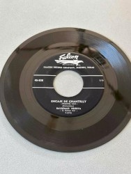 Mala, mala, mala / Encaje de Chantilly