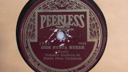 Dios nunca muere / Morir soñando