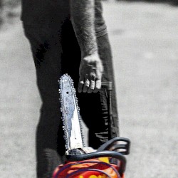 Une tronçonneuse dans un sac à dos Oui-Oui