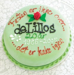 Festen er ikke over... Det er kake igjen