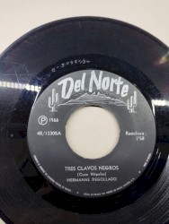 Tres clavos negros / A la luz de una vela