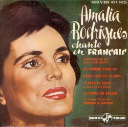 Amalia Rodrigues chante en français accompagnée par ses guitaristes