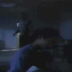 034: 出血している背骨に爪痕が深く食い込んでいる