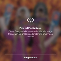 Pose mit Plastikpistole