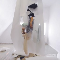 Ein Strumpf wächst durch den Tisch