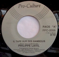 Il tape sur des bambous