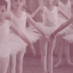 Sur la table inventée