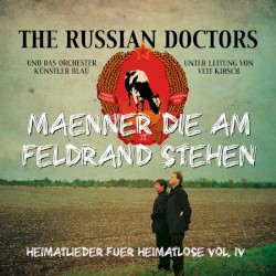 Maenner die am Feldrand stehen