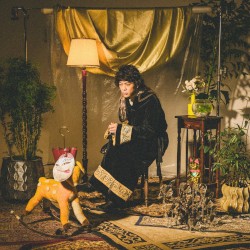 お面の向こうは伽藍堂