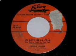 Un gato de la cola / Te acusa el corazón