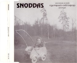 Serverar en skål med nyvispad våldspop på singel