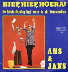 Hiep, hiep, hoera! De kinderbijslag ligt weer in de brievenbus / Ome Willem heeft ’n bruid (van de A.O.W.)