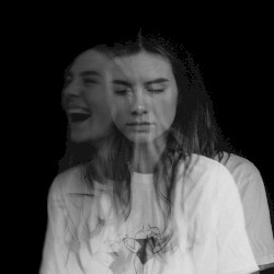 Ze huilt maar ze lacht