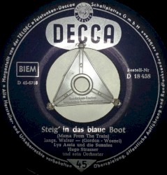 Steig in das blaue Boot