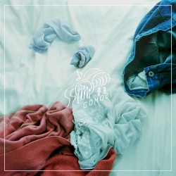 脱ぎ散らかした服の下