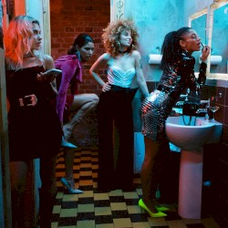 Женщина плачет