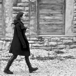 Девушка в гадах