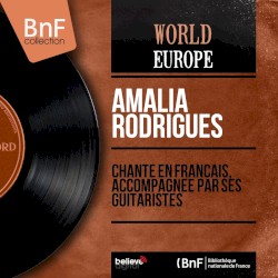 Amalia Rodrigues chante en français accompagnée par ses guitaristes