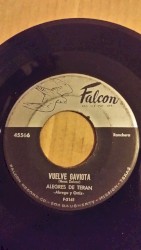 Vuelve gaviota / Tres viudas solas