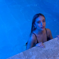 La gata bajo la lluvia