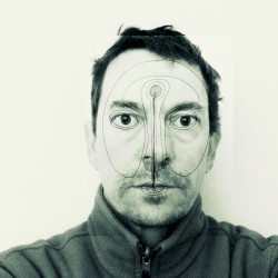 La tête contre le mur