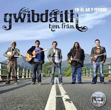 Yn Ôl Ar Y Ffordd