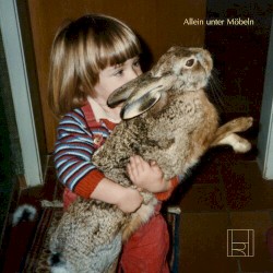 Allein unter Möbeln