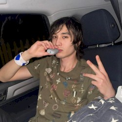 i just saw a twink at 7eleven who looks a little bit too much like glaive